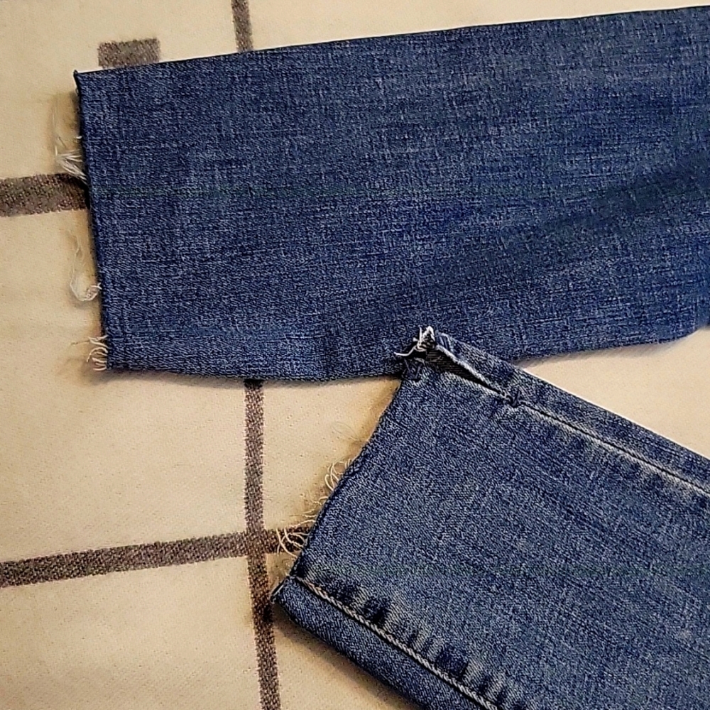 Judy Blue slightly distressed Dandelion skinny jeans with raw hem - Size 11/30